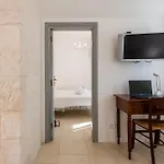 Trullamia, Trullo Storico Con Piscina Nyaraló