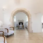 Trullamia, Trullo Storico Con Piscina