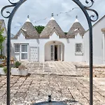 Trullamia, Trullo Storico Con Piscina Nyaraló