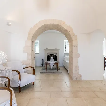 Trullamia, Trullo Storico Con Piscina