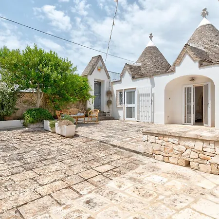 Trullamia, Trullo Storico Con Piscina