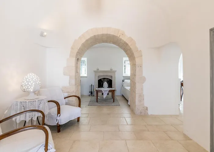Trullamia, Trullo Storico Con Piscina