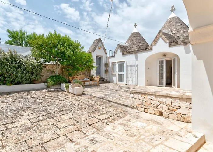 Trullamia, Trullo Storico Con Piscina