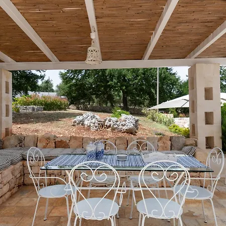 Trullamia, Trullo Storico Con Piscina