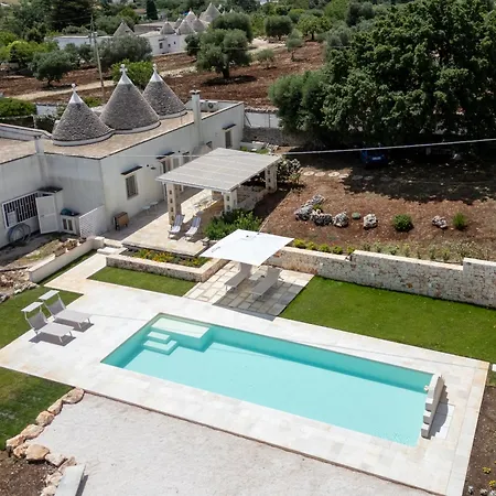 Trullamia, Trullo Storico Con Piscina