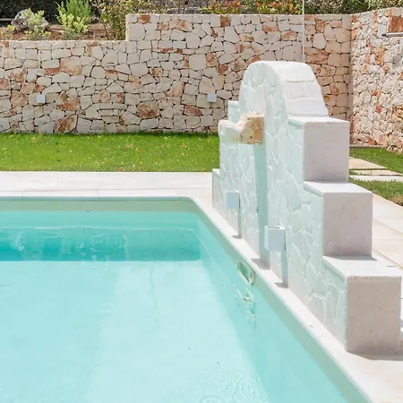 Holiday home Trullamia, Trullo Storico Con Piscina *