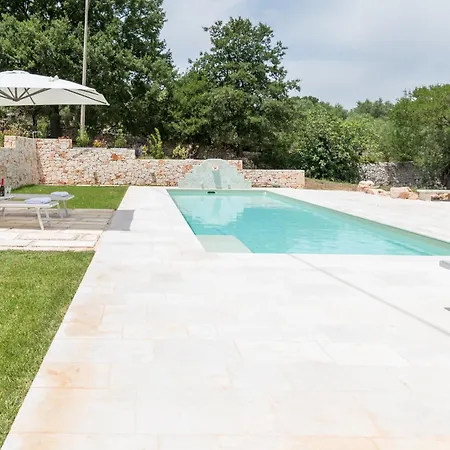 Trullamia, Trullo Storico Con Piscina